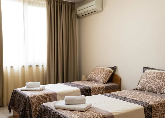 ава * Сандански